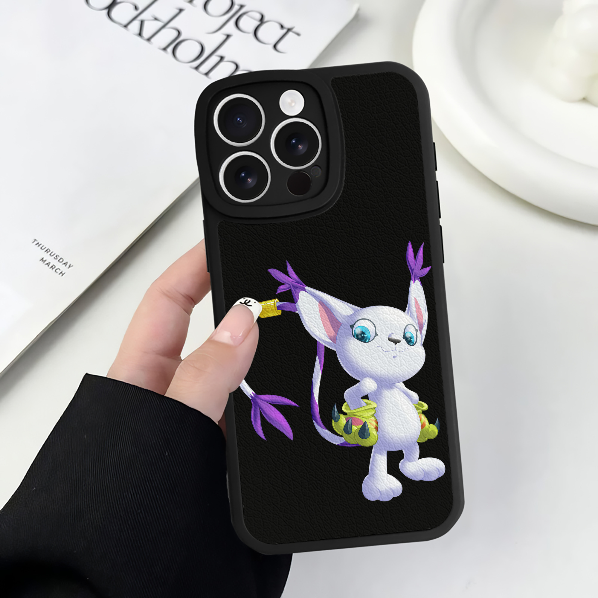 （画像用） Digimon デジタルモンスター/デジモン 【iPhone 16シリーズ対応】シリコンスマホケース（レザー調） 材質：シリコン